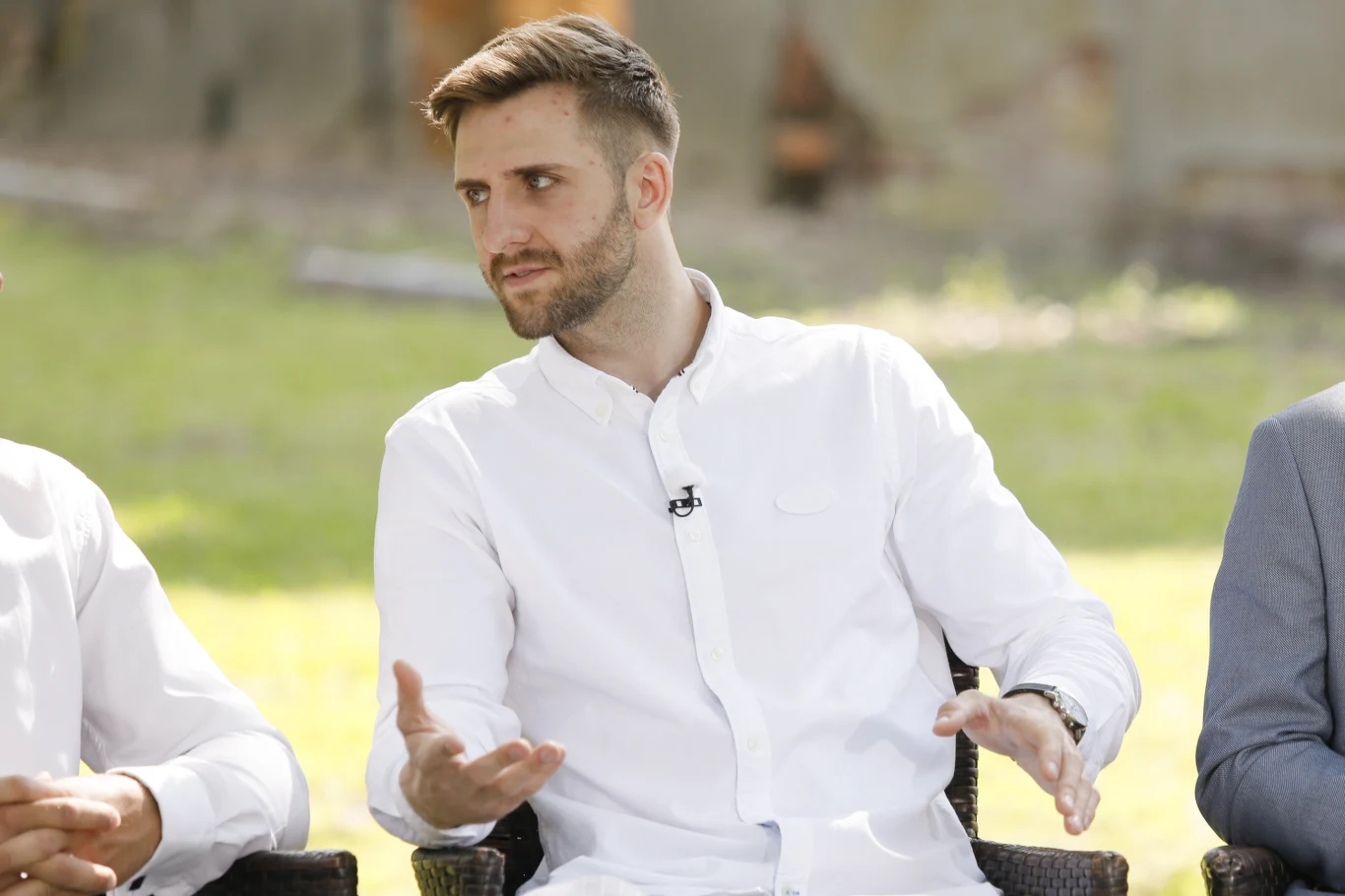 Elegancki Mateusz Kisiel rozmawia z innymi uczestnikami programu "Rolnik szuka żony 7" Elegancki Mateusz Kisiel rozmawia z innymi uczestnikami programu "Rolnik szuka żony 7"