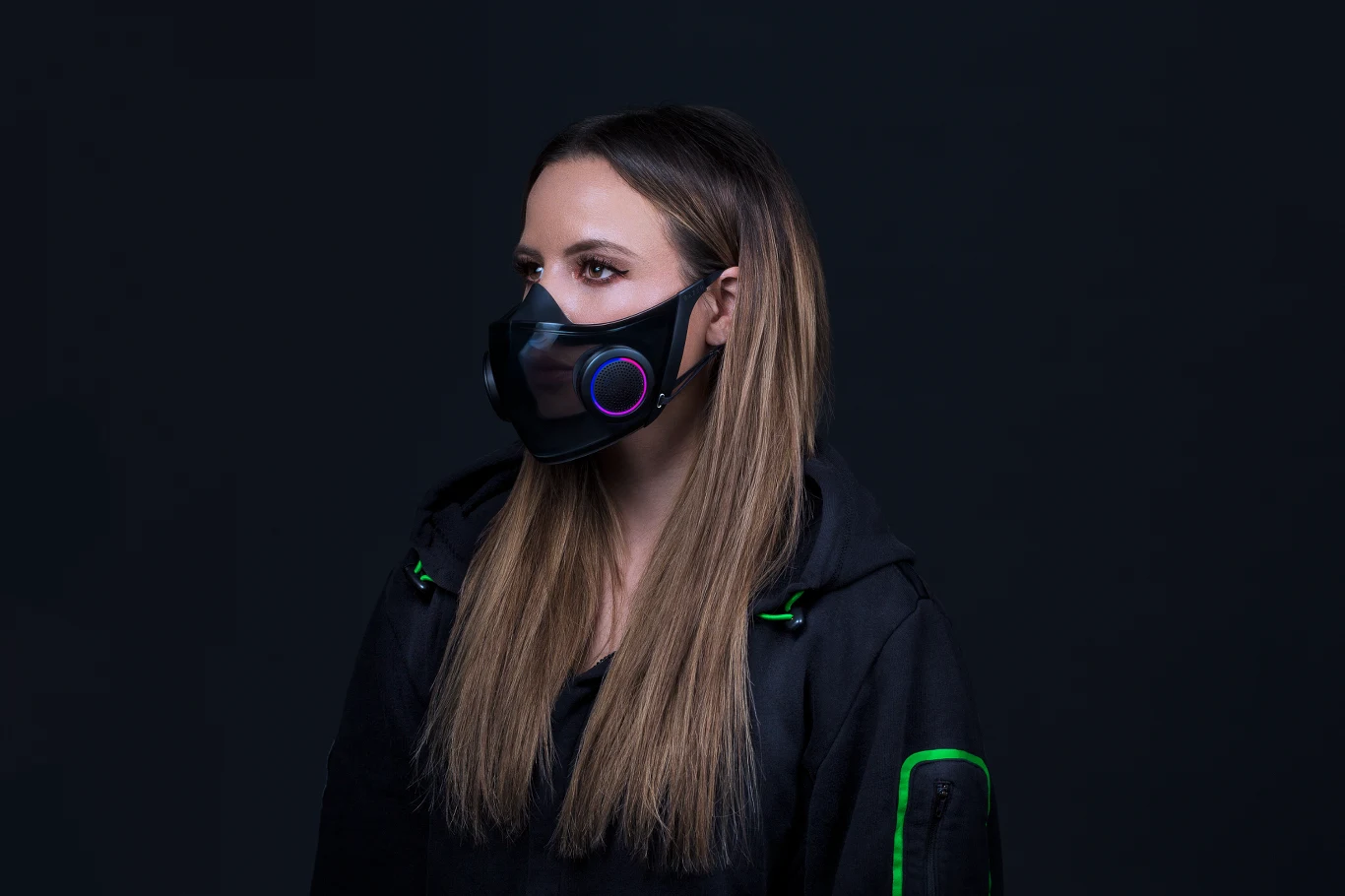 Do tego przezroczysty front oraz… wzmacniacz dźwięki. „To najmądrzejsza maska na twarz na świecie” – pochwalił się producent.