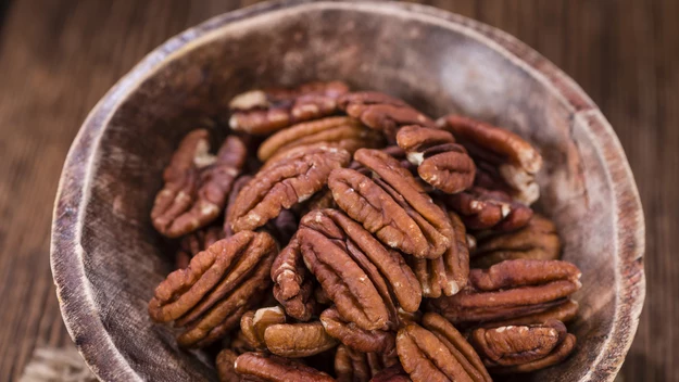 Orzechy pekan pod względem kaloryczności zajmują drugie miejsce. 100 g to aż 691 kcal. To jedne z najzdrowszych orzechów. Zawierają mnóstwo przeciwutleniaczy, witaminy E, A, kwas foliowy, cenne minerały (miedź, cynk, selen i żelazo). Pod względem zawartości polifenoli nie mogą się z nimi równać żadne inne orzechy. Spożywane w umiarkowanych ilościach przyniosą mnóstwo korzyści dla organizmu.