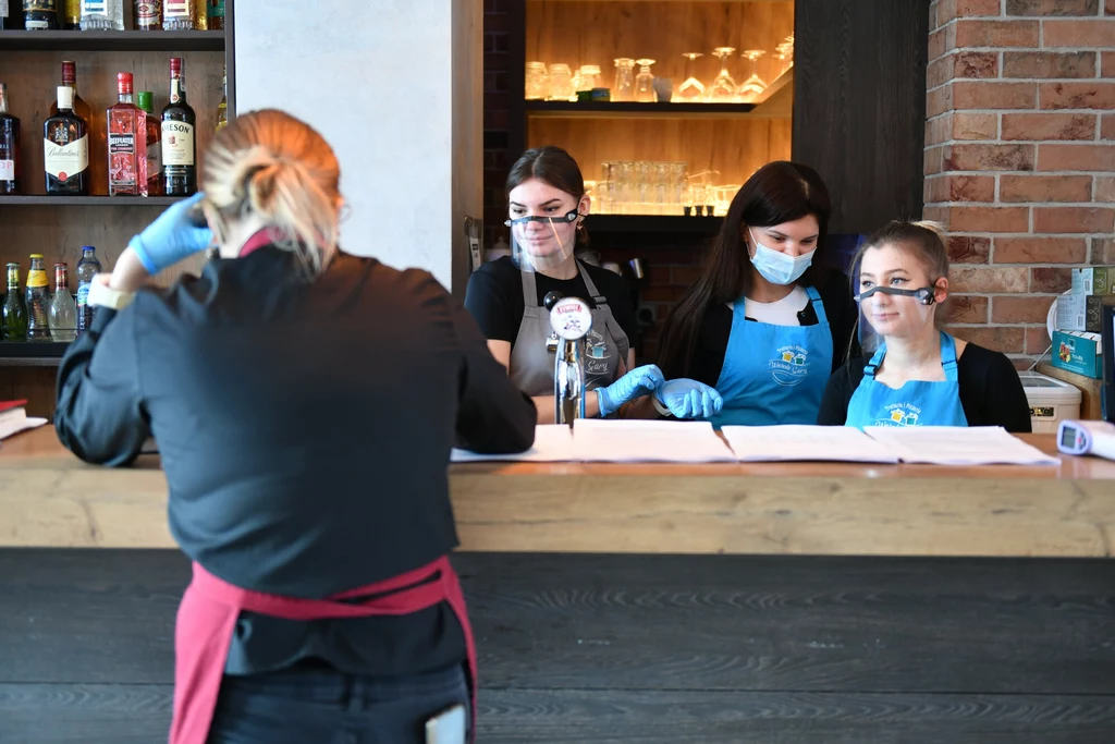 Niektórzy krakowscy restauratorzy chcą działać mimo obostrzeń; na zdj. personel restauracji "Wesołe Gary" Niektórzy krakowscy restauratorzy chcą działać mimo obostrzeń; na zdj. personel restauracji "Wesołe Gary"