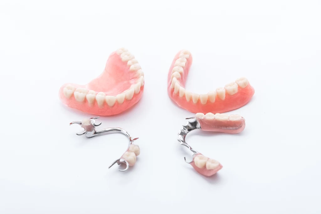 Zęby można zastąpić protezą