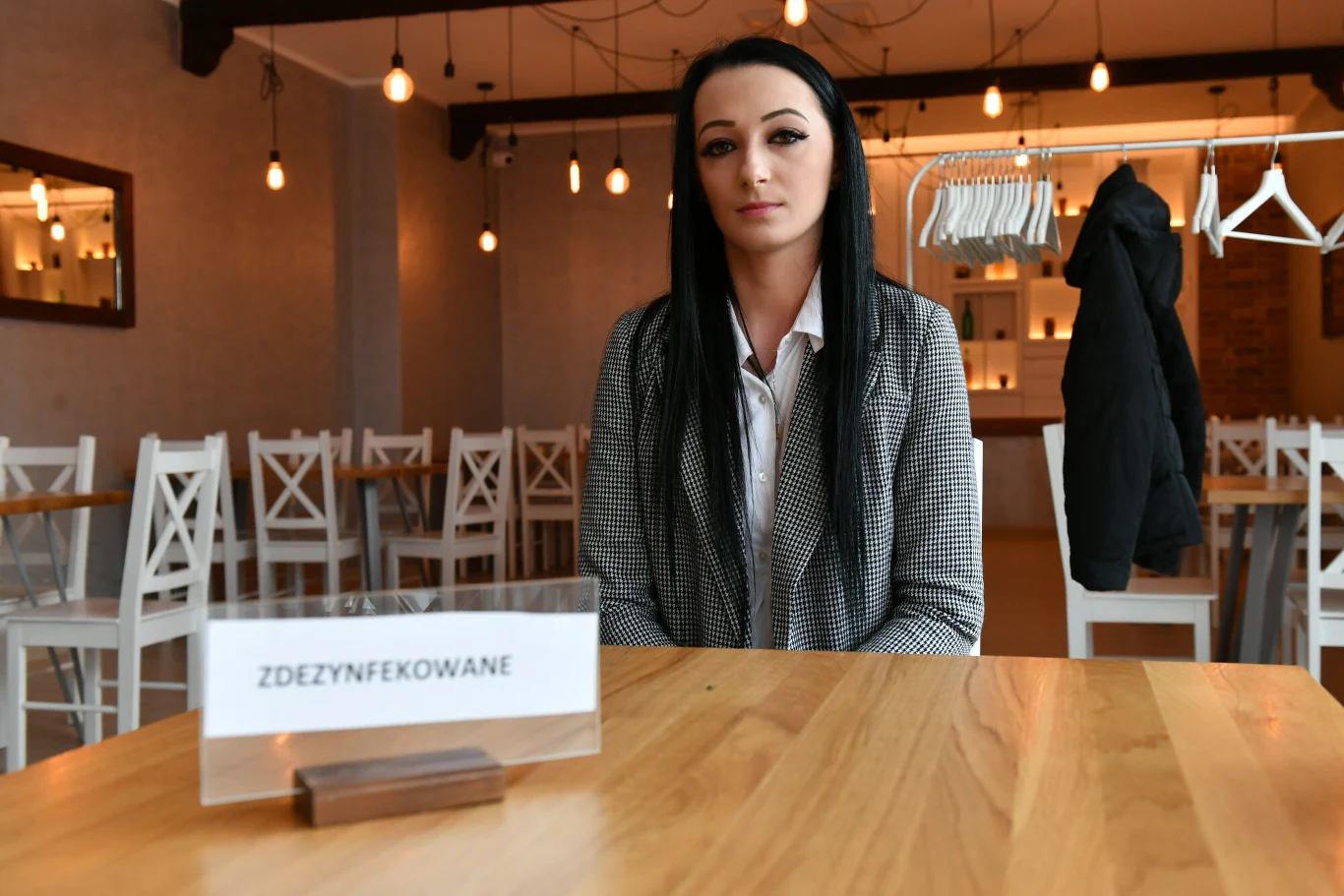 Pytana o to, jak w tej chwili wygląda sytuacja jej zespołu, wskazała na "niezapłacone rachunki, niezapłacony prąd i niezapłaconych dostawców". - Po roku utrzymania biznesu mamy długi wszędzie. Wydaliśmy już oszczędności - przyznała. - Ratowaliśmy się, gdzie mogliśmy, żeby utrzymać dorobek naszego życia. Mamy fantastyczną załogę, z którą jesteśmy zżyci, nie chcieliśmy, żeby została ona na ulicy. To nie jest kwestia tego, czy ja sobie kupię nowy samochód czy ubranie, czy pojadę na wakacje. To kwestia: albo mam za co zapłacić za mieszkanie i jedzenie, albo nie - podkreśliła Bartosik.