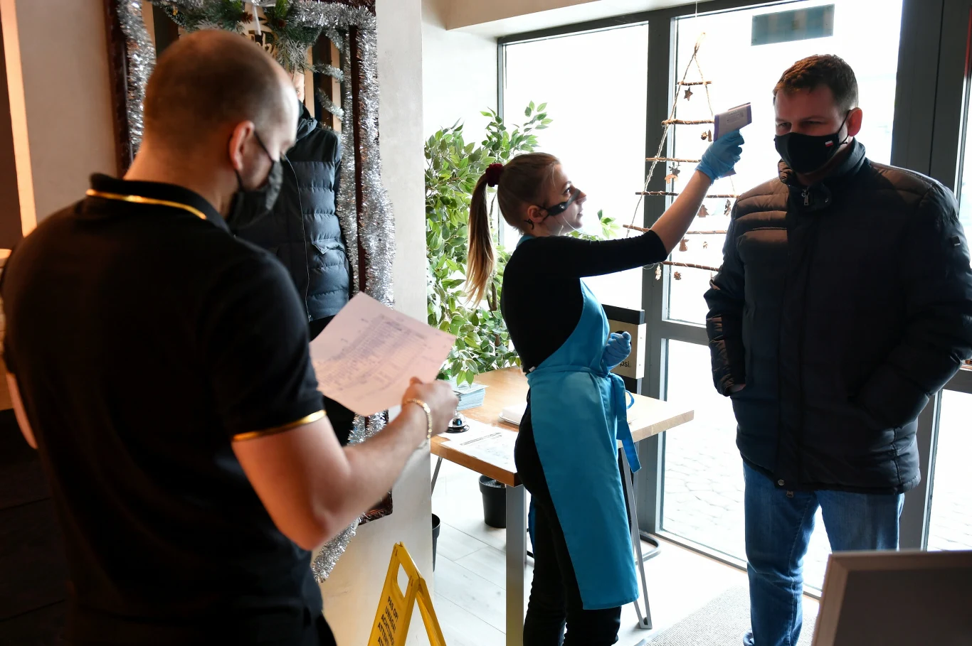 Na facebookowych profilach lokali gastronomicznych z różnych miast pojawiają się wpisy opatrzone hasztagiem #OtwieraMY. Niektóre z nich za pomocą tych wpisów pytają swoich gości o zdanie na temat otwarcia mimo obowiązujących zakazów.