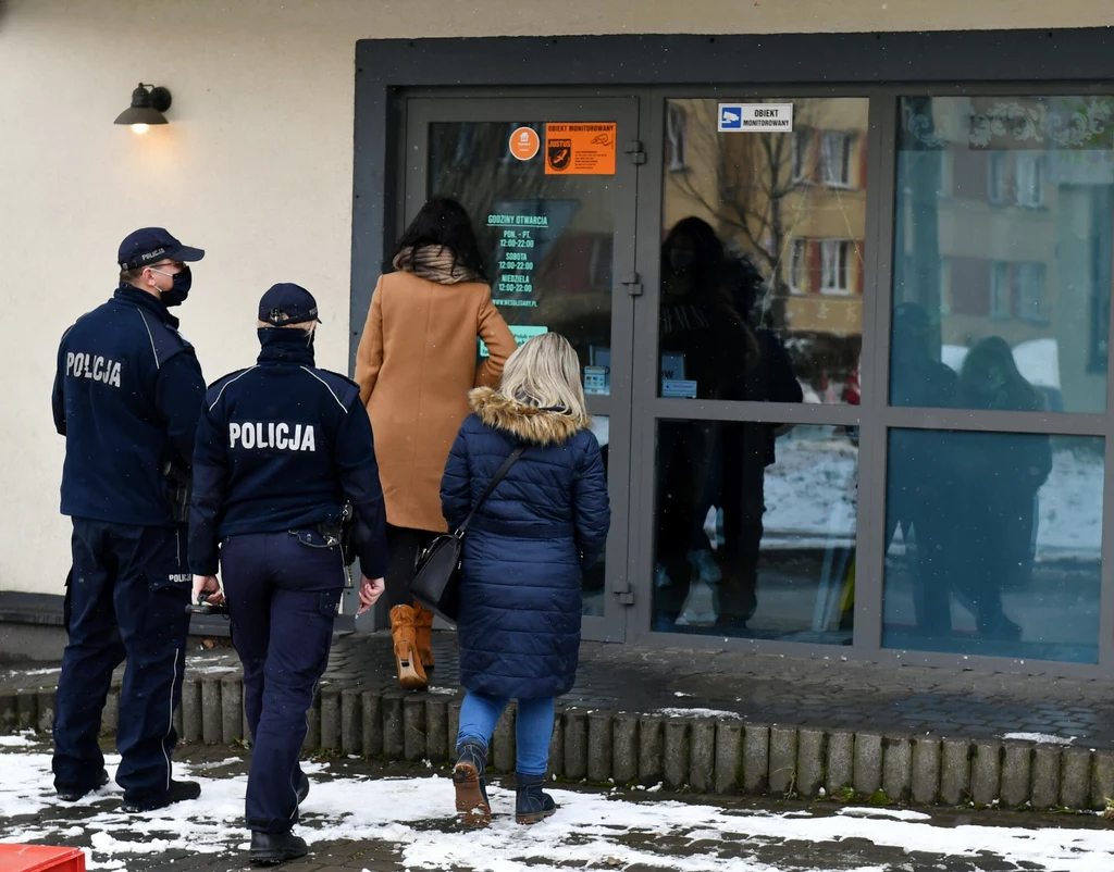 Do tej akcji przyłączyła się trattoria i pizzeria "Wesołe Gary". Jak powiedziała jej współwłaścicielka Karolina Bartosik, jest to "wyraz desperacji". - Mieliśmy dzisiaj kontrolę policji, która bardzo natarczywie domagała się wejścia do lokalu. Reprezentujący nas mecenas rozmawiał z nią i nie została ona wpuszczona, ponieważ nie widzieliśmy takiej potrzeby - powiedziała w środę Bartosik. Jak dodała, na miejscu pojawiły się także przedstawicielki sanepidu. - Panie wszystko skontrolowały i nie stwierdziły żadnych nieprawidłowości - wyjaśniła restauratorka. Jak podkreśliła, w lokalu znajdowali się tylko pracownicy i członkowie załogi. Do tej akcji przyłączyła się trattoria i pizzeria "Wesołe Gary". Jak powiedziała jej współwłaścicielka Karolina Bartosik, jest to "wyraz desperacji". - Mieliśmy dzisiaj kontrolę policji, która bardzo natarczywie domagała się wejścia do lokalu. Reprezentujący nas mecenas rozmawiał z nią i nie została ona wpuszczona, ponieważ nie widzieliśmy takiej potrzeby - powiedziała w środę Bartosik. Jak dodała, na miejscu pojawiły się także przedstawicielki sanepidu. - Panie wszystko skontrolowały i nie stwierdziły żadnych nieprawidłowości - wyjaśniła restauratorka. Jak podkreśliła, w lokalu znajdowali się tylko pracownicy i członkowie załogi.