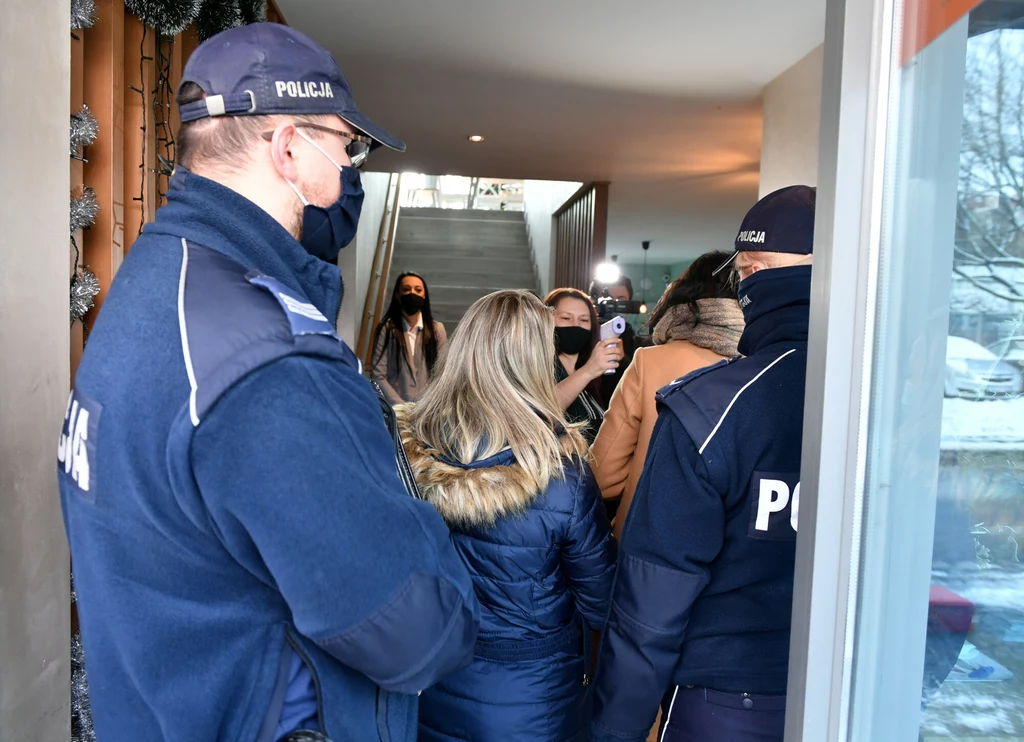 Zdaniem Bartosik, jest to ostatni moment, aby gastronomia podniosła się z zapaści. - Nie wierzymy w obietnice rządu, uważam, że to są żarty z nas - oceniła. Jak dodała, w przypadku nałożenia kary sprawą zajmie się pełnomocnik prawny właścicieli. Zdaniem Bartosik, jest to ostatni moment, aby gastronomia podniosła się z zapaści. - Nie wierzymy w obietnice rządu, uważam, że to są żarty z nas - oceniła. Jak dodała, w przypadku nałożenia kary sprawą zajmie się pełnomocnik prawny właścicieli.