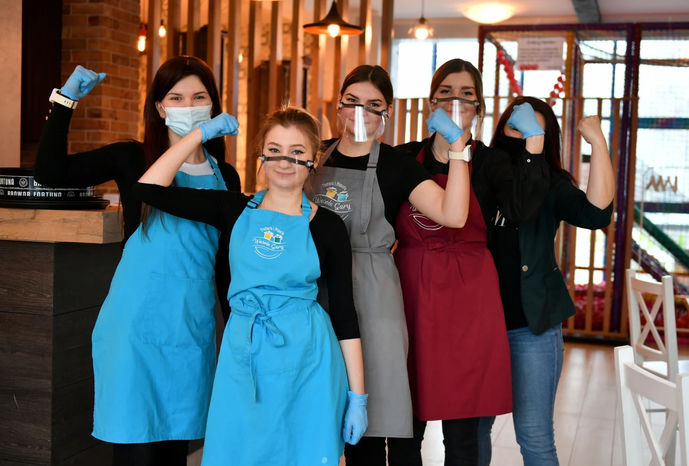 Współwłaścicielka trattorii "Wesołe Gary" zwróciła uwagę, że swoją restaurację prowadzi w mieście turystycznym. - Większość ludzi pracuje w restauracjach, hotelach, turystyce. I ci ludzie, w większości zatrudnieni na umowach-zleceniach, jeśli nie mają przepracowanych godzin, nie mają wypłat - podkreśliła. 