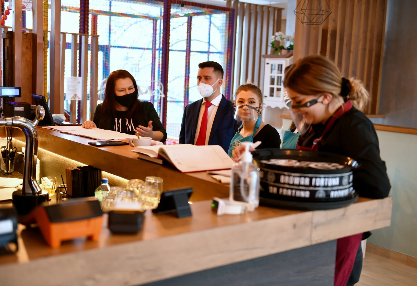 Od 18 stycznia utrzymane zostały wszystkie z dodatkowych obostrzeń; wyjątkiem jest uruchomienie nauczania stacjonarnego w klasach I-III w szkołach podstawowych. Obostrzenia te będą obowiązywały do 31 stycznia - poinformowała w poniedziałek kancelaria premiera. Dotyczy to także zamknięcia restauracji, które nadal mogą serwować dania jedynie na wynos i dowóz (źródło: PAP).