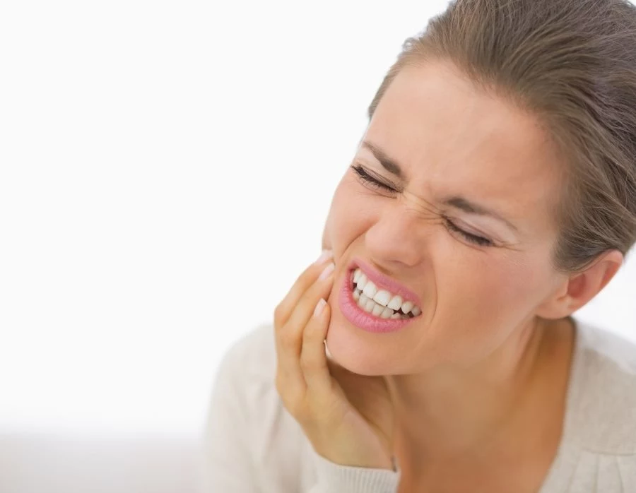 Pierwszym symptomem jest ból zęba