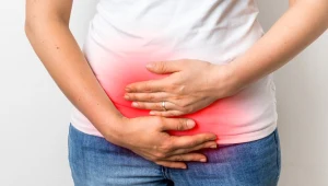 Ból brzucha, krwawienie z odbytu, biegunka i niedokrwistość z niedoboru żelaza - to według badaczy wczesne objawy raka jelita grubego u osób młodych