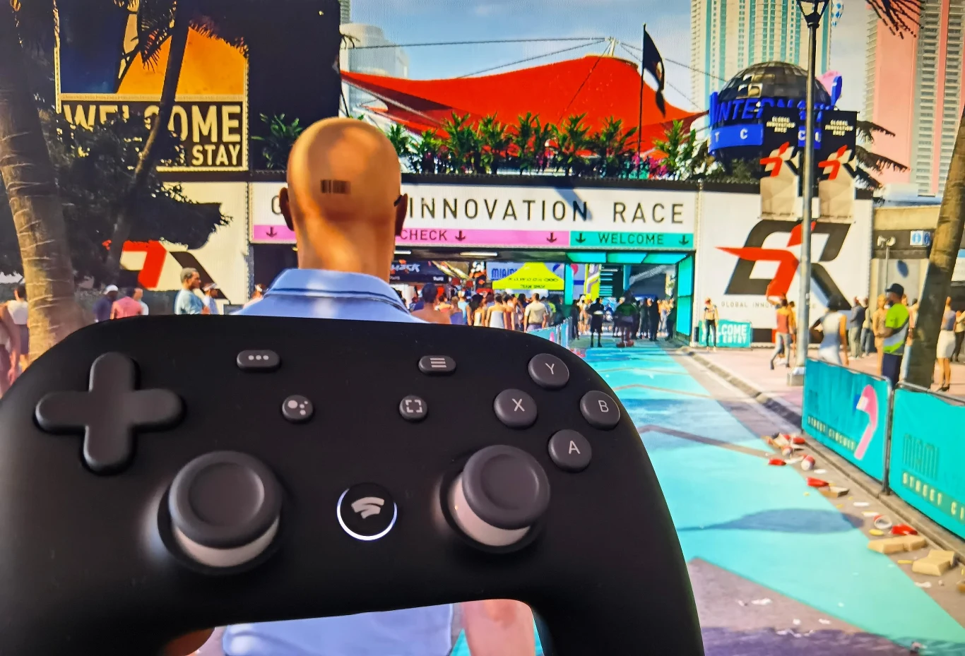 Hitman 2 w akcji (pad wymaga kabla do grania, na potrzeby estetyki zdjęcia wyciągnęliśmy kabel USB-C:) Hitman 2 w akcji (pad wymaga kabla do grania, na potrzeby estetyki zdjęcia wyciągnęliśmy kabel USB-C:)