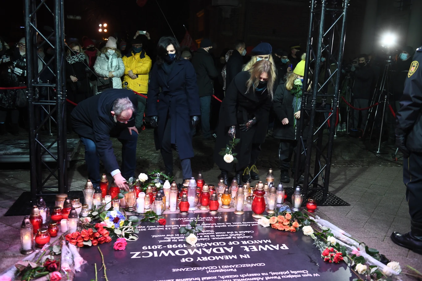 Złożenie kwiatów przy tablicy upamiętniającej nieżyjącego prezydenta Gdańska