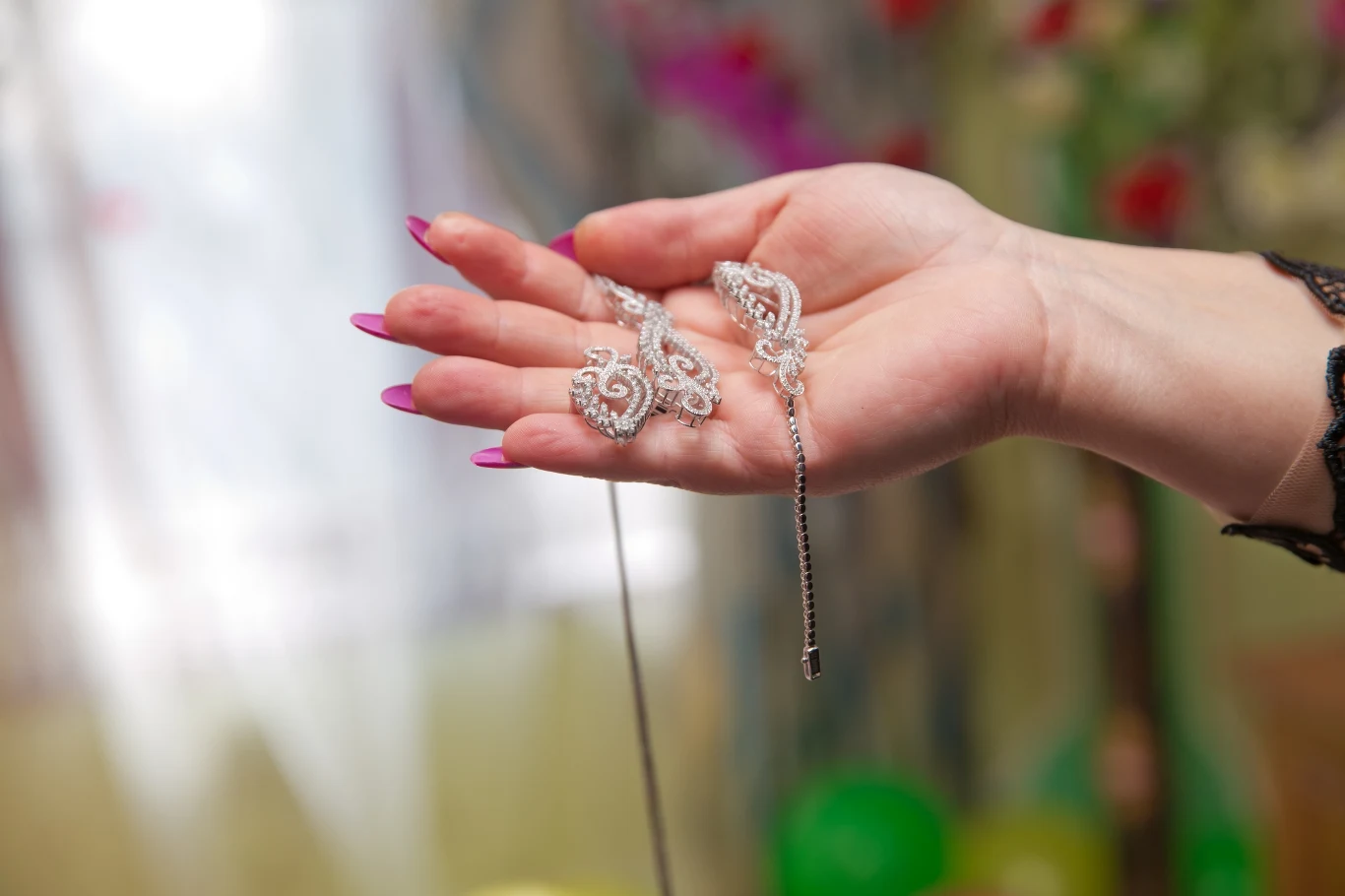 Przed kontrolą bezpieczeństwa na lotnisku musisz zdjąć całą biżuterię