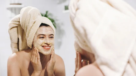 Maseczka z truskawek łagodzi trądzik, przywraca skórze blask i jędrność. 