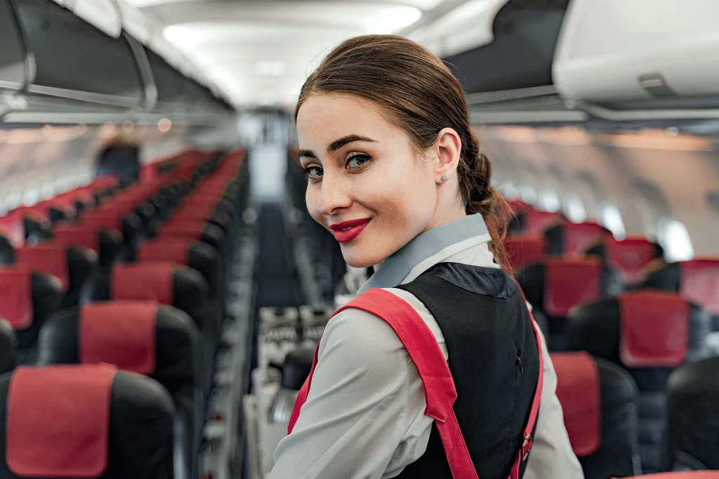 Zadaniem stewardesy jest dbanie o komfort podróżnych i porządek na pokładzie