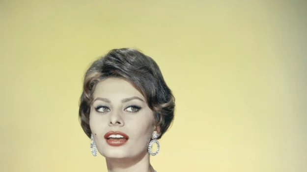 Sophia Loren w młodości doskonale zdawała sobie sprawę z tego, że jest piękną kobietą i potrafiła to podkreślić. 

Ubierała się bardzo kobieco, podkreślając swoje seksowne kształty. Nie uchodziło to uwadze jej fanów, którzy często kochali się w niej przez długie lata. 

Jej spojrzenie hipnotyzuje do dziś. Włoska aktorka dobrze wie, jak nadać mu głębi. Chętnie sięga po ciemny eyeliner. Nie zapomina również o białej kredce na linii wodnej, dzięki której optycznie powiększa swoje oczy. 