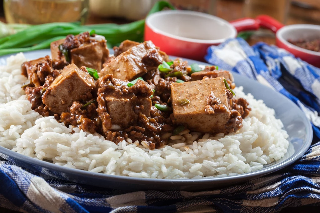 Walory smakowe i właściwości odżywcze tofu od dawna doceniane są w krajach Dalekiego Wschodu, zajadają się nim szczególnie Chińczycy i Japończycy. Tofu ma wysoką zawartość białka sojowego, a także dwóch ważnych pierwiastków: wapnia i fosforu. Obfituje także w fitoestrogeny, dokładniej w izoflawony, których działanie w organizmie człowieka jest zbliżone do estrogenów - hormonów płciowych. Dzięki temu tofu może być pomocne w łagodzeniu objawów menopauzy czy profilaktyce chorób nowotworowych, szczególnie raka piersi i prostaty. Zawarte w tofu fitoestrogeny mogą przyczynić się do poprawy parametrów krwi, mają korzystny wpływ na ciśnienie tętnicze i poziom cholesterolu we krwi. Chronią też przed rozwojem osteoporozy, której ryzyko wzrasta szczególnie u kobiet w trakcie menopauzy. Produkty bogate w białko sojowe istotnie poprawiają samopoczucie i zmniejszają przykre dolegliwości związane z etapem przekwitania. Fitoestrogeny są pomocne w redukowaniu tłuszczu około narządowego, który gromadzi się wokół wątroby osób otyłych. Walory smakowe i właściwości odżywcze tofu od dawna doceniane są w krajach Dalekiego Wschodu, zajadają się nim szczególnie Chińczycy i Japończycy. Tofu ma wysoką zawartość białka sojowego, a także dwóch ważnych pierwiastków: wapnia i fosforu. Obfituje także w fitoestrogeny, dokładniej w izoflawony, których działanie w organizmie człowieka jest zbliżone do estrogenów - hormonów płciowych. Dzięki temu tofu może być pomocne w łagodzeniu objawów menopauzy czy profilaktyce chorób nowotworowych, szczególnie raka piersi i prostaty. Zawarte w tofu fitoestrogeny mogą przyczynić się do poprawy parametrów krwi, mają korzystny wpływ na ciśnienie tętnicze i poziom cholesterolu we krwi. Chronią też przed rozwojem osteoporozy, której ryzyko wzrasta szczególnie u kobiet w trakcie menopauzy. Produkty bogate w białko sojowe istotnie poprawiają samopoczucie i zmniejszają przykre dolegliwości związane z etapem przekwitania. Fitoestrogeny są pomocne w redukowaniu tłuszczu około narządowego, który gromadzi się wokół wątroby osób otyłych.