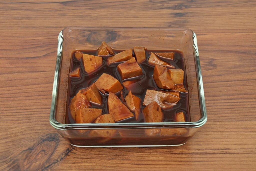 Jednak właśnie z uwagi na fitoestrogeny trzeba zachować umiar w spożywaniu tofu, a czasem zupełnie wykluczyć je z diety. Spożywanie w nadmiarze może pogarszać pamięć i prowadzić do rozwoju demencji, a także zaburzać funkcjonowanie tarczycy. Dlatego włączając tofu do jadłospisu pamiętajmy, że ma go urozmaicić, a nie zdominować. Jedzmy je w małych porcjach, co kilka dni. Jednak właśnie z uwagi na fitoestrogeny trzeba zachować umiar w spożywaniu tofu, a czasem zupełnie wykluczyć je z diety. Spożywanie w nadmiarze może pogarszać pamięć i prowadzić do rozwoju demencji, a także zaburzać funkcjonowanie tarczycy. Dlatego włączając tofu do jadłospisu pamiętajmy, że ma go urozmaicić, a nie zdominować. Jedzmy je w małych porcjach, co kilka dni.