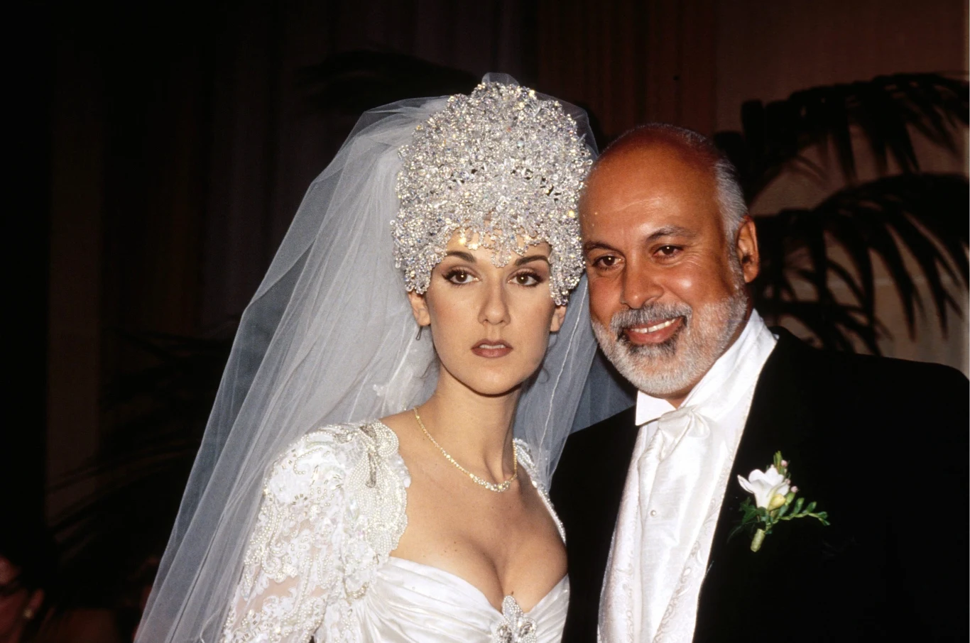 Po latach przyjaźń i praca przerodziła się w uczucie. Angelil rozwiódł się ze swoją drugą żoną Anne Renee, a w 1994 roku wziął ślub z Celine Dion. Ceremonia odbyła się w bazylice Notre Dame w Montrealu. Ślub miał wyjątkowo uroczystą i pełną przepychu oprawę. Angelil miał z Dion trzech synów: 19-letniego dziś Rene-Charlesa oraz bliźniaki Nelsona i Eddy'ego (10 l.). Z poprzednich związków miał także trójkę dorosłych już dzieci. Po latach przyjaźń i praca przerodziła się w uczucie. Angelil rozwiódł się ze swoją drugą żoną Anne Renee, a w 1994 roku wziął ślub z Celine Dion. Ceremonia odbyła się w bazylice Notre Dame w Montrealu. Ślub miał wyjątkowo uroczystą i pełną przepychu oprawę. Angelil miał z Dion trzech synów: 19-letniego dziś Rene-Charlesa oraz bliźniaki Nelsona i Eddy'ego (10 l.). Z poprzednich związków miał także trójkę dorosłych już dzieci.