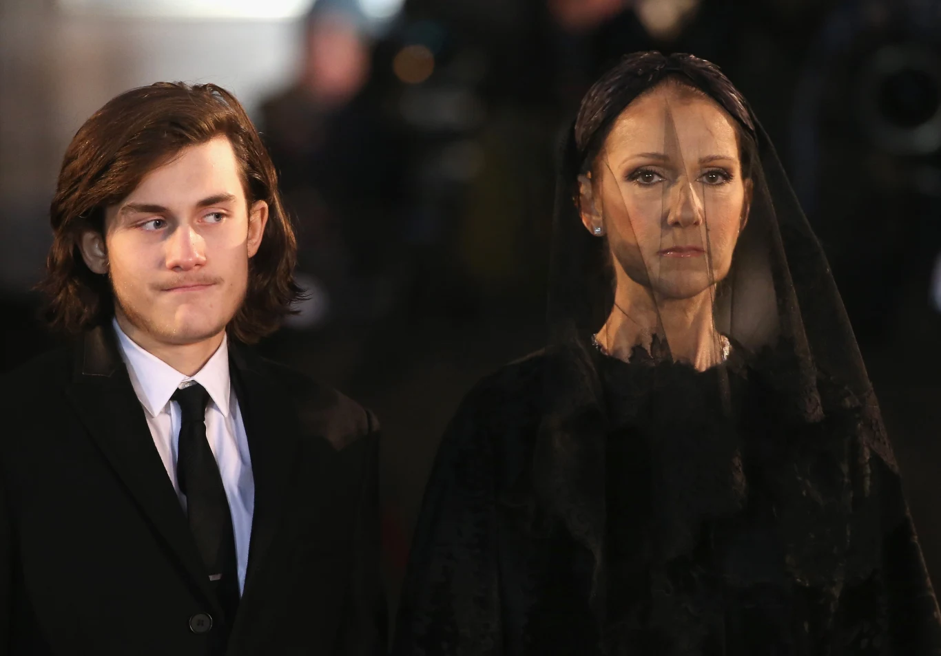 Angelil zaplanował też swój pogrzeb. Uroczystość odbyła się w bazylice Notre-Dame w Montrealu, gdzie 21 lat wcześniej zdecydował się poślubić Celine Dion. Uczestnicy pożegnalnej ceremonii otrzymywali program ze zdjęciem Rene Angelila, w którym znalazła się wypowiedź Celine Dion. "Zrozumiałam, że moja kariera była jego dziełem, jego piosenką, jego symfonią. Pomysł zostawienia tego w stanie niedokończonym zraniłby go bardzo mocno. Zdałam sobie sprawę, że jeśli nas opuści, to będę to kontynuowała bez niego, dla niego" - napisała wokalistka. Angelil zaplanował też swój pogrzeb. Uroczystość odbyła się w bazylice Notre-Dame w Montrealu, gdzie 21 lat wcześniej zdecydował się poślubić Celine Dion. Uczestnicy pożegnalnej ceremonii otrzymywali program ze zdjęciem Rene Angelila, w którym znalazła się wypowiedź Celine Dion. "Zrozumiałam, że moja kariera była jego dziełem, jego piosenką, jego symfonią. Pomysł zostawienia tego w stanie niedokończonym zraniłby go bardzo mocno. Zdałam sobie sprawę, że jeśli nas opuści, to będę to kontynuowała bez niego, dla niego" - napisała wokalistka.