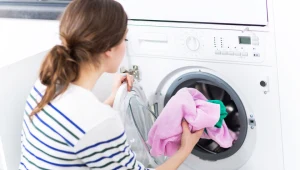 Farbujące ubrania to twoja zmora? Wlej odrobinę do pralki, a zapomnisz o problemie 