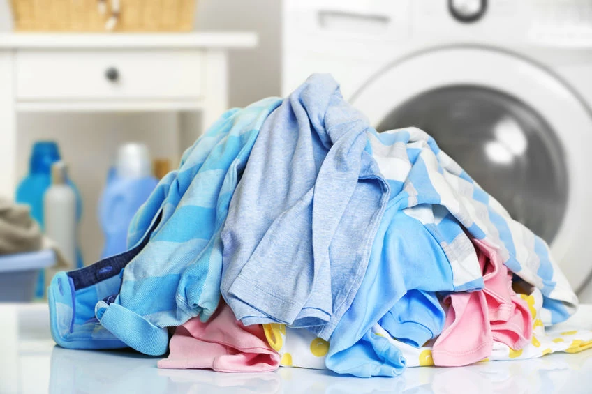 Brudna pralka powoduje, że ubranie brzydko pachnie