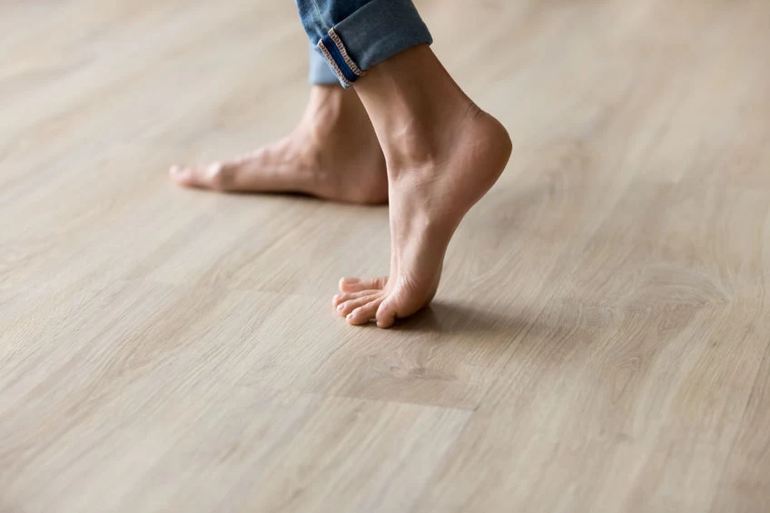 Piekące stopy mogą utrudnić chodzenie