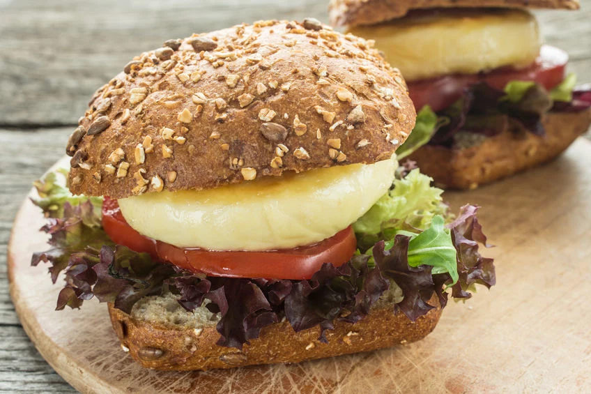 Wegeburger z grillowanym serem halloumi