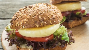 Wegeburger z grillowanym serem halloumi