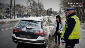 Nie zapomnij o odśnieżeniu auta. Mandat może być wysoki!