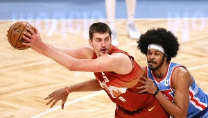 Nikola Jokić (z lewej)