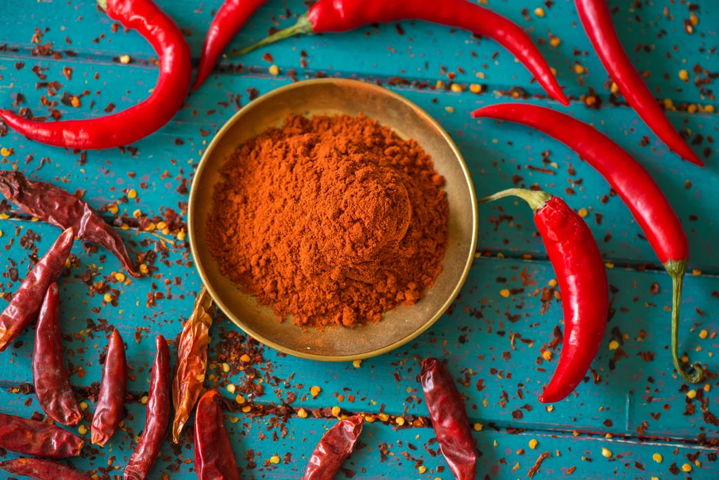 Przyprawa z papryki chili zawiera w swoim składzie kapsaicydę, która skutecznie odstrasza mszyce. 