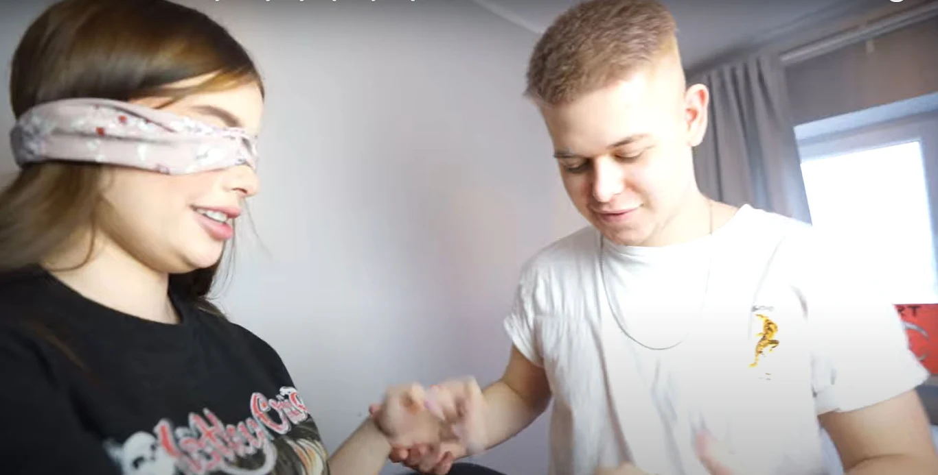 Fagata wybiera wzory na tatuaże z zasłoniętymi oczami Fagata wybiera wzory na tatuaże z zasłoniętymi oczami