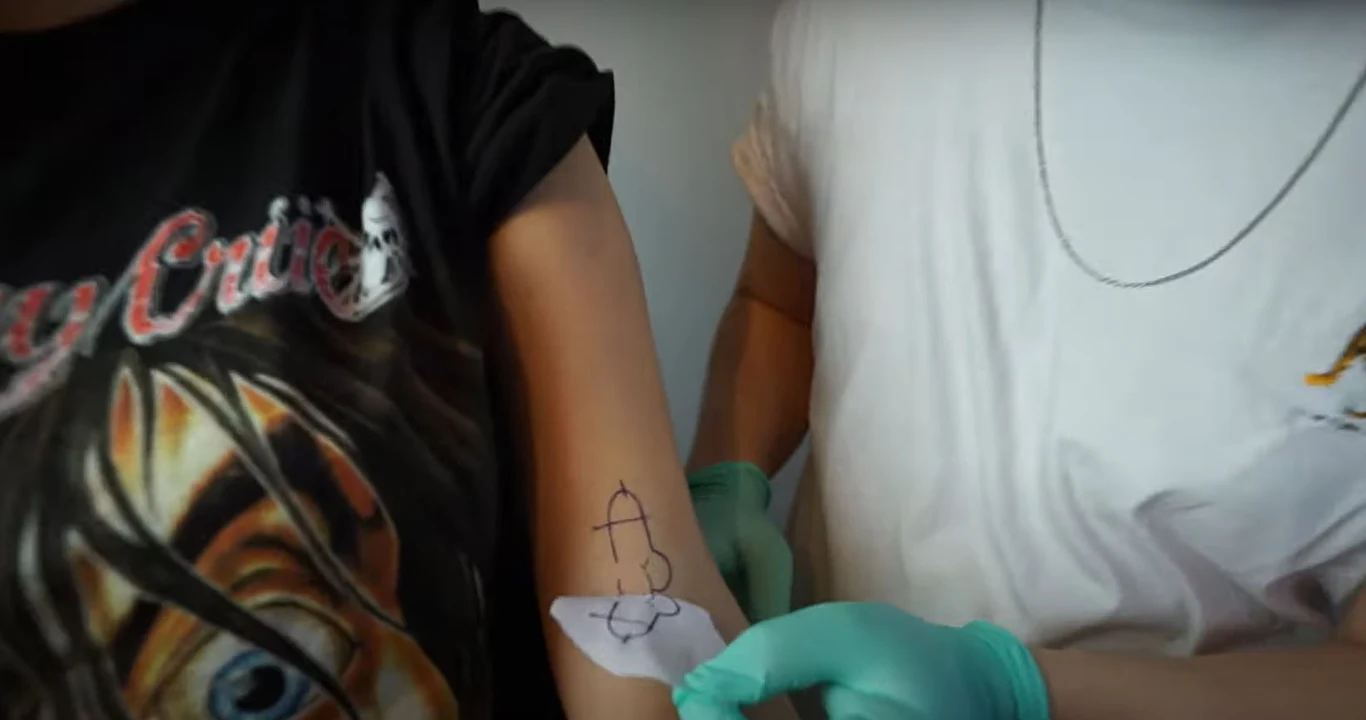 Wulgarny rysunek na ręce Fagaty. Chyba nie tego się spodziewała... Wulgarny rysunek na ręce Fagaty. Chyba nie tego się spodziewała...