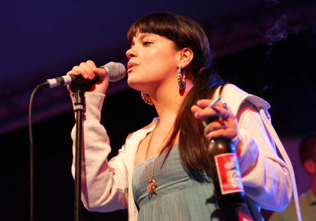 Lily Allen podczas koncertu w 2007 roku