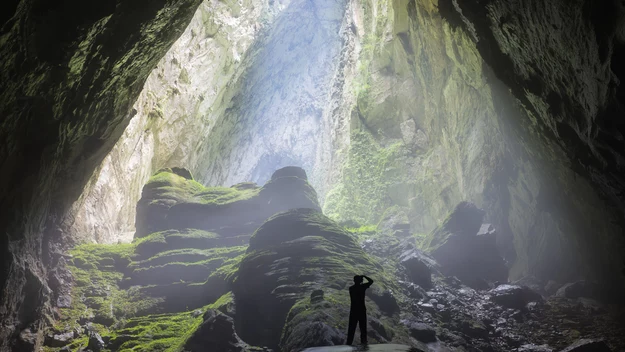 Jaskinia Son Doong w Wietnamie 

Jest uważana za największą na świecie. Ma około 9 km długości (największa z sal – 5 km). Uroku dodaje jej podziemna rzeka i prześwity w sklepieniu, które wpuszczają do wnętrza światło słoneczne. Dostęp do jaskini jest trudny. Można ją zwiedzać jedynie w niewielkich zorganizowanych grupach, a koszty takiej wycieczki są znaczne.