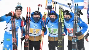 Radość zwycięskiej francuskiej sztafety. Od lewej: Emilien Jacquelin, Fabien Claude, Quentin Fillon Maillet, Simon Desthieux