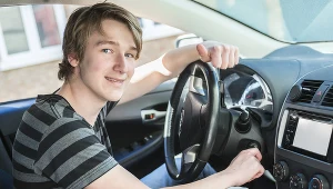 Prawie 40 proc. Polaków jest za droższym OC dla młodych kierowców