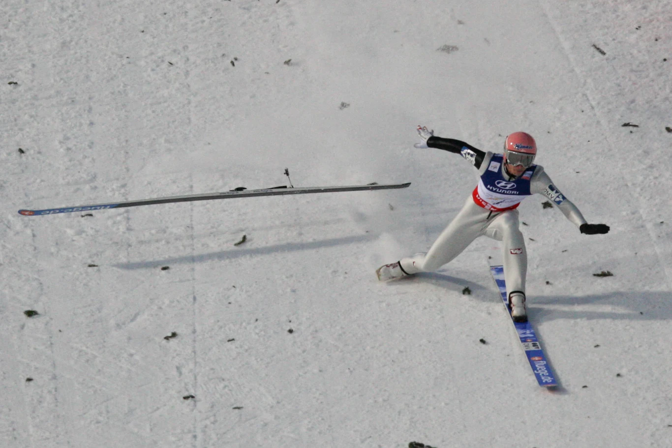 Nawet w tak ekstremalnych warunkach Manuel Fettner nie stracił równowagi