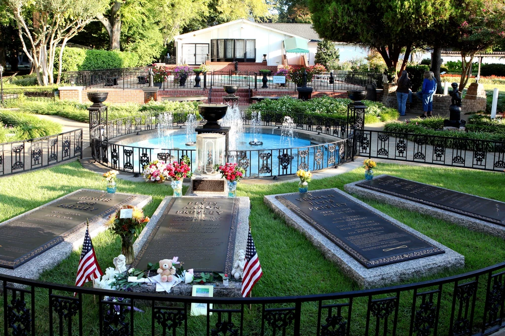 Meditation Garden z grobami rodziny Presleyów w posiadłości Graceland