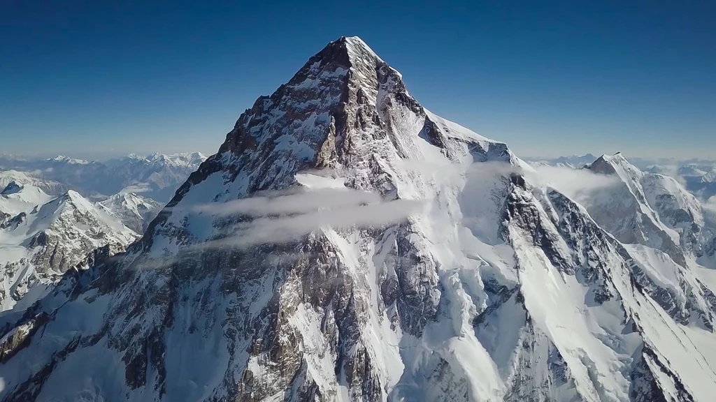 Widoczny na zdjęciu szczyt K2 - królujący nad łańcuchem Karakorum. Widoczny na zdjęciu szczyt K2 - królujący nad łańcuchem Karakorum.