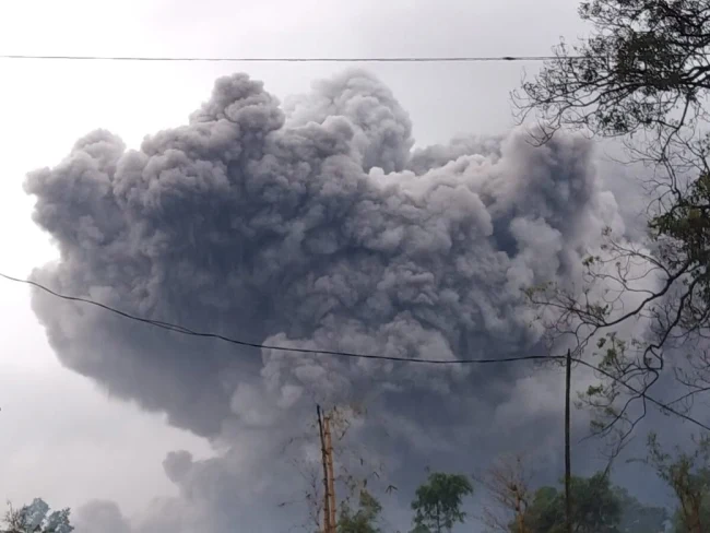 Erupcji towarzyszą gwałtowne opady deszczu