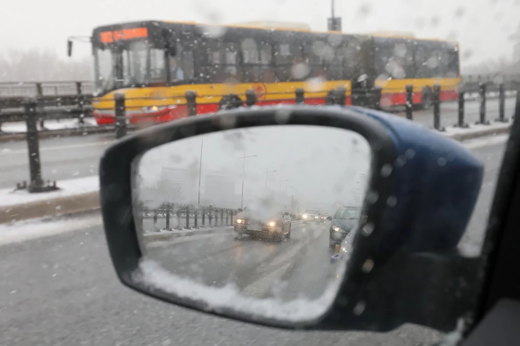 Intensywne opady śniegu powodują utrudnienia w ruchu drogowym w Warszawie, zdj. ilustracyjne Intensywne opady śniegu powodują utrudnienia w ruchu drogowym w Warszawie, zdj. ilustracyjne