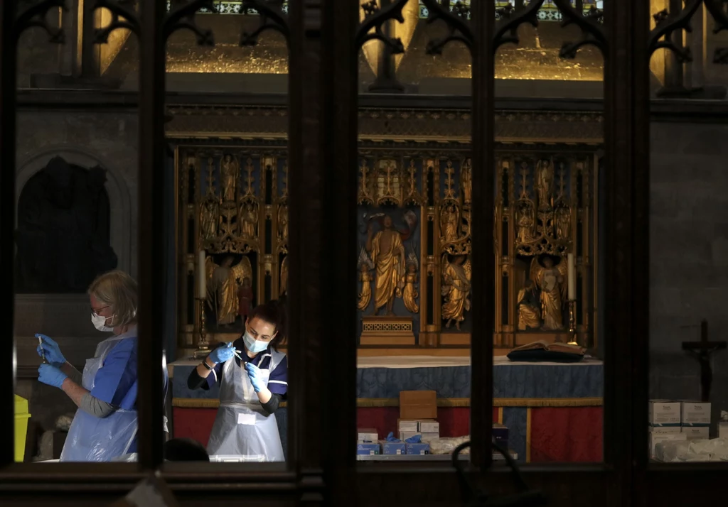 W sobotę natomiast szczepienia rozpoczęły się w katedrze w Salisbury, wybudowanej w latach 1220-1258 i uznawanej za jeden z najświetniejszych przykładów gotyku angielskiego. W sobotę natomiast szczepienia rozpoczęły się w katedrze w Salisbury, wybudowanej w latach 1220-1258 i uznawanej za jeden z najświetniejszych przykładów gotyku angielskiego.
