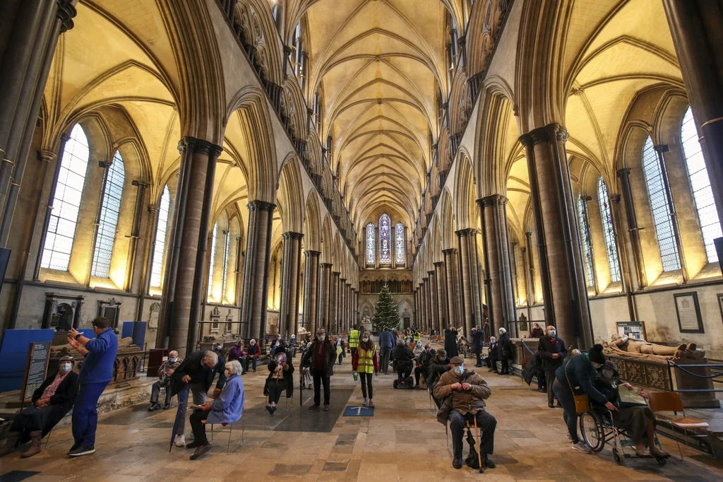 Ponieważ katedry w Lichfield w środkowej Anglii i w Salisbury w południowej części kraju w trakcie lockdownu pozostają zamknięte, ich dziekani zaoferowali tymczasowe przekształcenie świątyń w centra szczepień. Ponieważ katedry w Lichfield w środkowej Anglii i w Salisbury w południowej części kraju w trakcie lockdownu pozostają zamknięte, ich dziekani zaoferowali tymczasowe przekształcenie świątyń w centra szczepień.