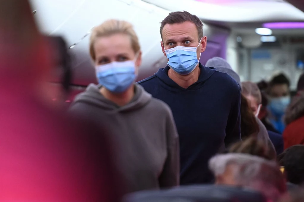 Nawalny z żoną Julią na pokładzie samolotu, lecącego z Berlina do Moskwy Nawalny z żoną Julią na pokładzie samolotu, lecącego z Berlina do Moskwy