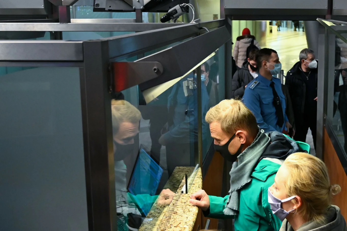 Opozycjonista został zatrzymany niespełna godzinę po tym, jak samolot rosyjskich linii Pobieda, lecący z Berlina, wylądował na moskiewskim lotnisku Szeremietiewo. Gdy Nawalny przechodził kontrolę paszportową, podeszli do niego policjanci, którzy zażądali, by poszedł z nimi i odmówili wyjaśnienia, czy jest zatrzymany. Policjanci nie pozwolili, by towarzyszyła mu adwokat Olga Michajłowa, która razem z nim przyleciała z Berlina.
