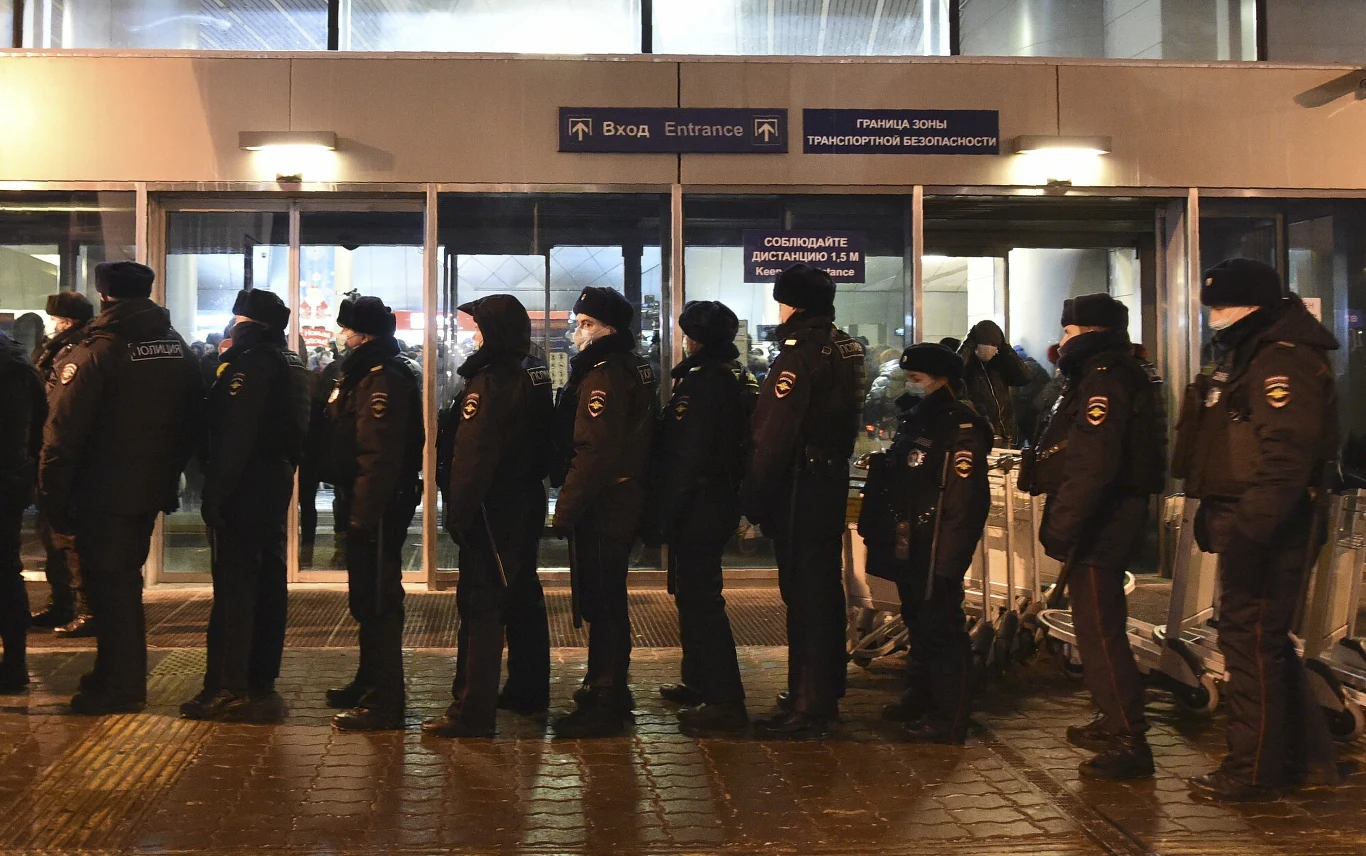 Kilkaset osób - zwolenników i współpracowników Nawalnego - przyjechało na Wnukowo powitać Nawalnego. Na lotnisko skierowano liczne siły policyjne, w tym siły specjalne - OMON. 