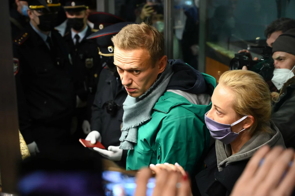 Chwilę później zatrzymanie opozycjonisty potwierdziła Federalna Służba Więzienna (FSIN), która oznajmiła, że Nawalny jest od 29 grudnia 2020 roku poszukiwany listem gończym. FSIN, która twierdzi, że opozycjonista narusza warunki zawieszenia wykonania kary sprzed pięciu lat, oświadczyła, że sąd "określi dalszy środek zapobiegawczy". Nawalny "do decyzji sądu będzie znajdował się w areszcie" - dodały służby więzienne. Nie wyjaśniły, kiedy zapadnie decyzja sądu. Chwilę później zatrzymanie opozycjonisty potwierdziła Federalna Służba Więzienna (FSIN), która oznajmiła, że Nawalny jest od 29 grudnia 2020 roku poszukiwany listem gończym. FSIN, która twierdzi, że opozycjonista narusza warunki zawieszenia wykonania kary sprzed pięciu lat, oświadczyła, że sąd "określi dalszy środek zapobiegawczy". Nawalny "do decyzji sądu będzie znajdował się w areszcie" - dodały służby więzienne. Nie wyjaśniły, kiedy zapadnie decyzja sądu.