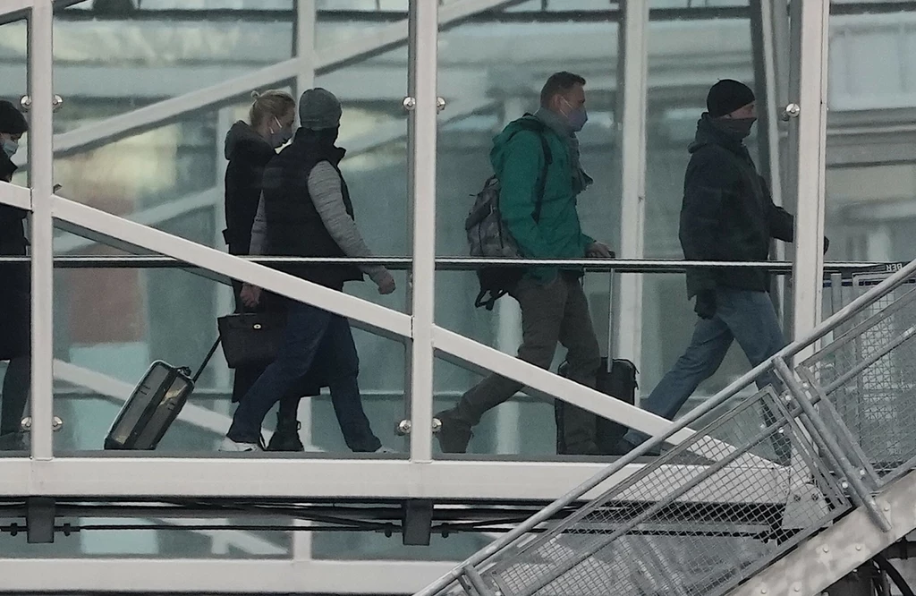 Opozycjonista po wylądowaniu w Moskwie mówił, że nie boi się powrotu. Krótkiej wypowiedzi Nawalny zdołał udzielić przed podejściem do kontroli paszportowej. - Jestem absolutnie szczęśliwy, że przyleciałem. To mój najszczęśliwszy dzień w ciągu ostatnich pięciu miesięcy - powiedział. Sprawy karne wszczęte wobec niego określił jako sfingowane. Opozycjonista po wylądowaniu w Moskwie mówił, że nie boi się powrotu. Krótkiej wypowiedzi Nawalny zdołał udzielić przed podejściem do kontroli paszportowej. - Jestem absolutnie szczęśliwy, że przyleciałem. To mój najszczęśliwszy dzień w ciągu ostatnich pięciu miesięcy - powiedział. Sprawy karne wszczęte wobec niego określił jako sfingowane.