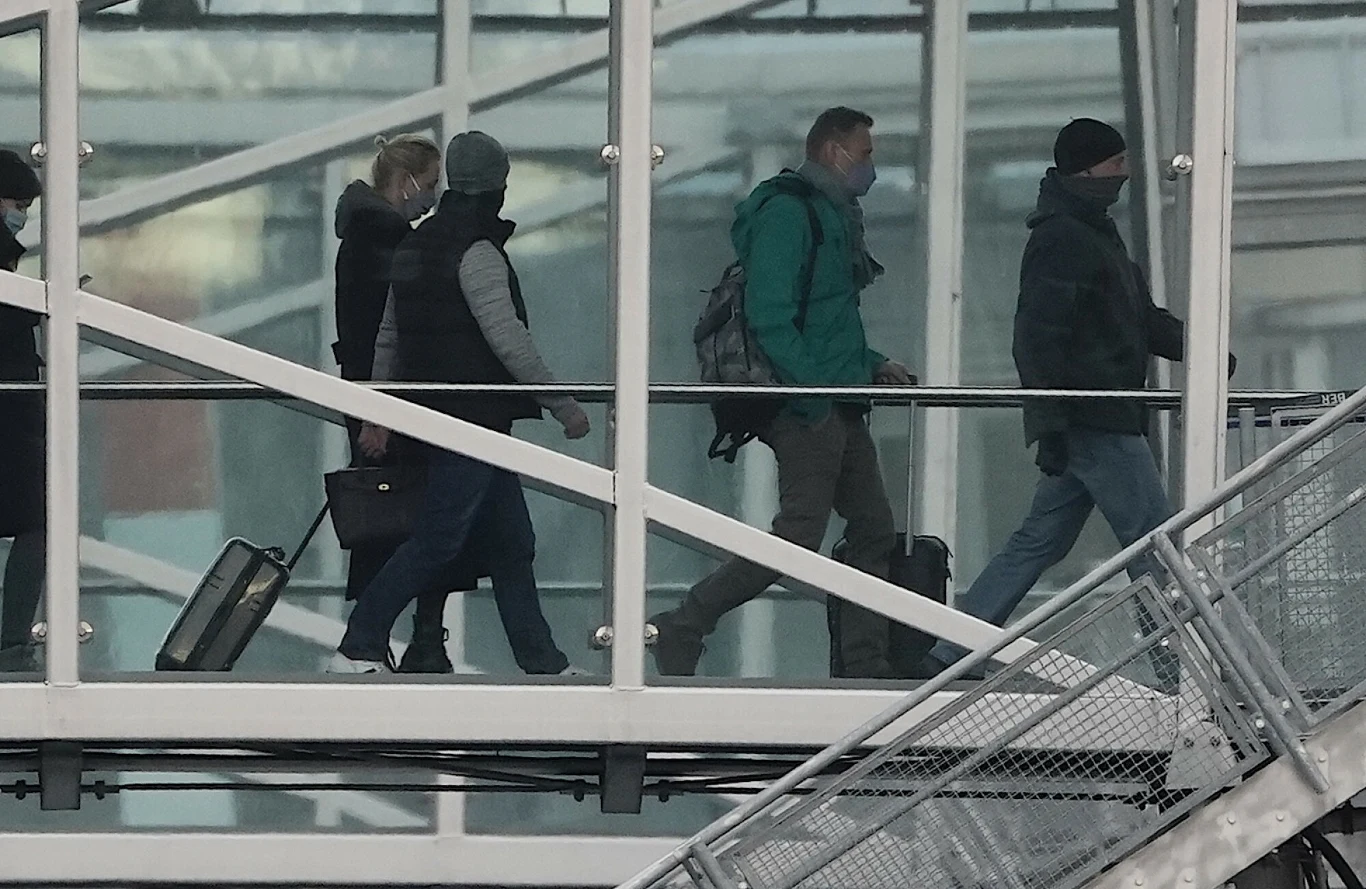 Opozycjonista po wylądowaniu w Moskwie mówił, że nie boi się powrotu. Krótkiej wypowiedzi Nawalny zdołał udzielić przed podejściem do kontroli paszportowej. - Jestem absolutnie szczęśliwy, że przyleciałem. To mój najszczęśliwszy dzień w ciągu ostatnich pięciu miesięcy - powiedział. Sprawy karne wszczęte wobec niego określił jako sfingowane.
